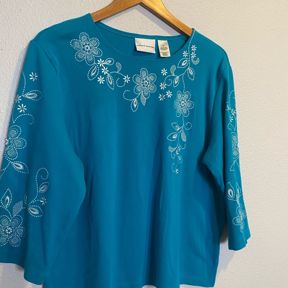 Blusa para dama color azul con flores blancas